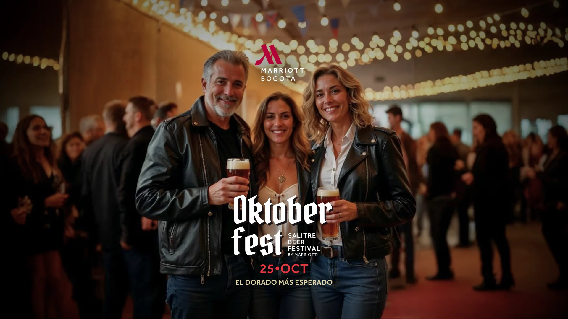 Personas brindando con cerveza en el Oktoberfest del Hotel Marriott Bogotá