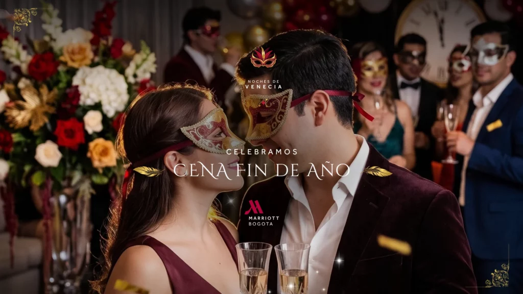 Pareja con antifaces venecianos brindando con espumoso en la Cena de Fin de Año Noches de Venecia de Marriott Bogotá, en Salitre