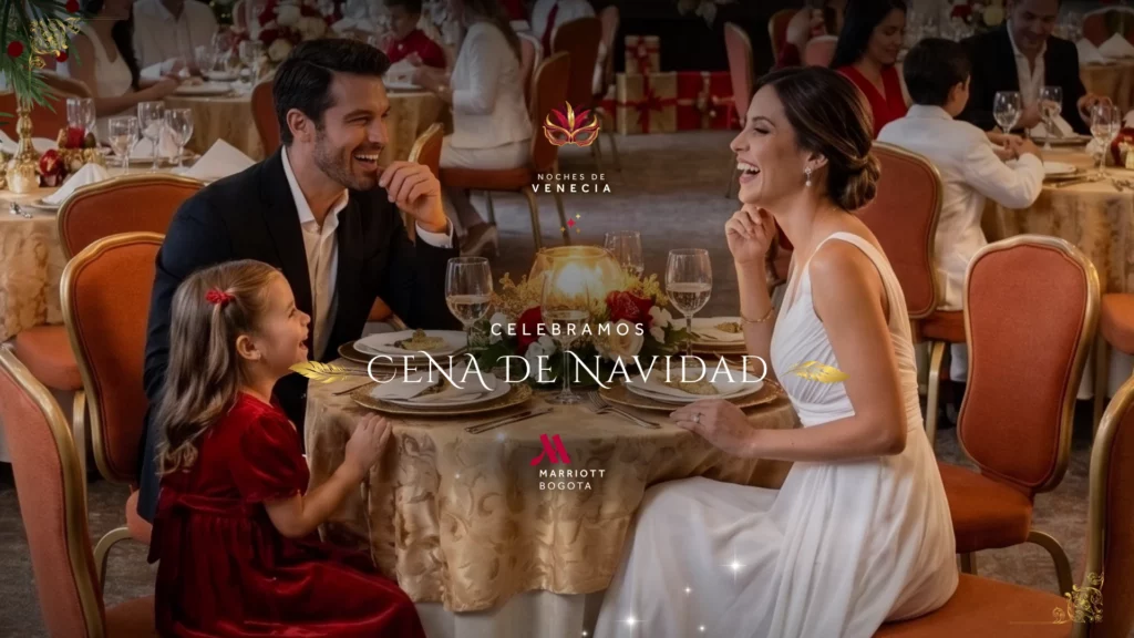 Familia con una niña riendo en una mesa decorada para la Cena de Navidad Noches de Venecia de Marriott Bogotá, en Salitre