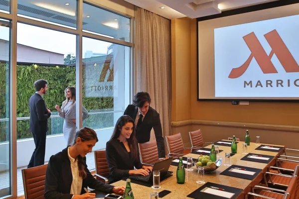 clomc-boardroom-0071-hor-feat